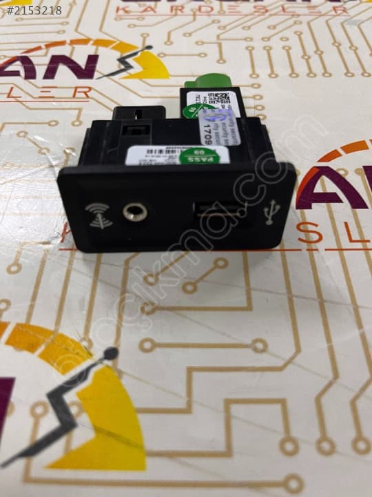 5G0035222E VW GOLF 7 USB VE AUX CARPLAY BAĞLANTI SOKETİ